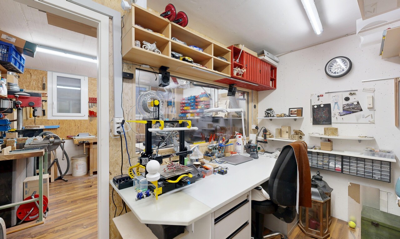 bureau avec atelier, inside property, sol en finition bois, wood finish floor, et light floor