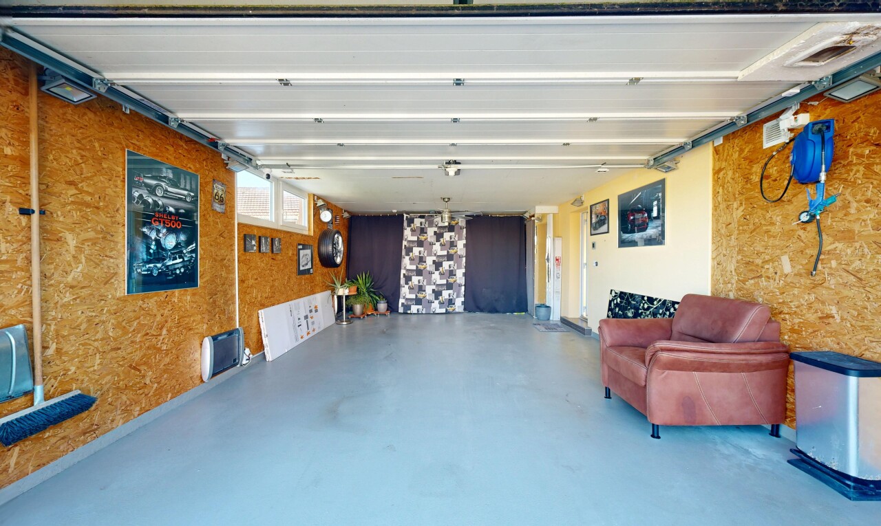 réception / lobby avec finished concrete floor, concrete floor, inside property, et natural light