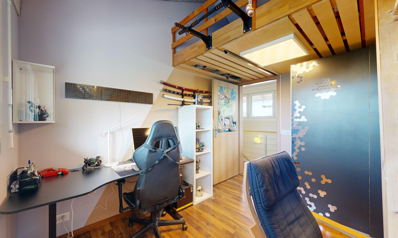 bureau avec espace bureau, lumière naturelle, natural light, sol en finition bois, et wood finish floor