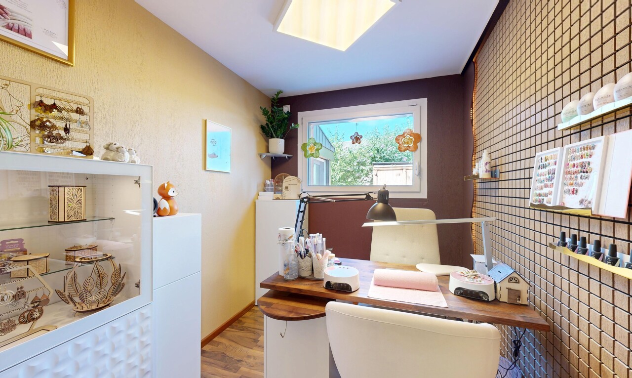 bureau avec espace bureau, puits de lumière, mur d'accent, accent wall, et sol en finition bois