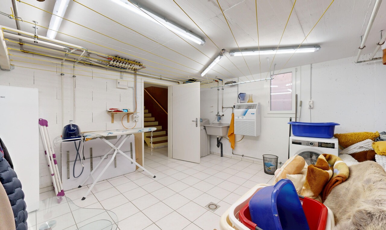 buanderie avec inside property, light floor, buanderie, sous-sol, et vinyl tile