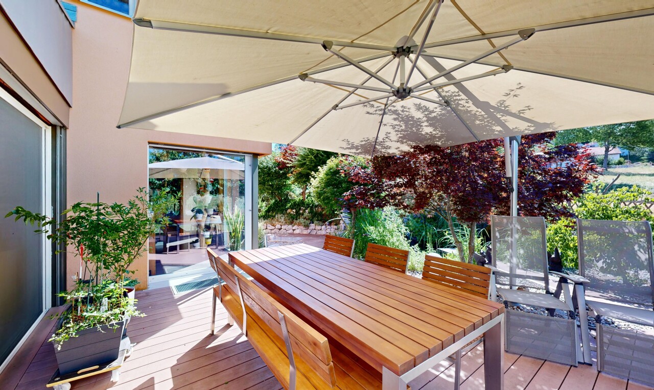terrasse avec coin repas extérieur, terrasse, et from property
