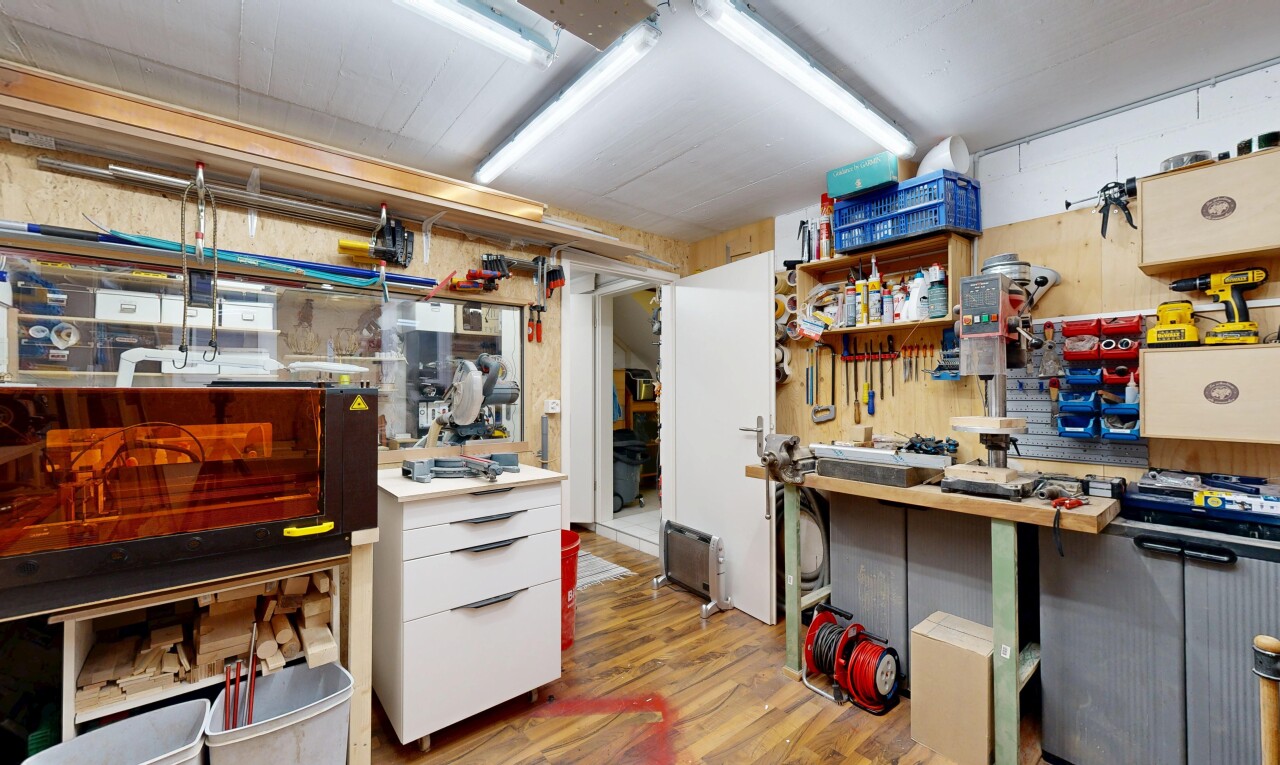 cuisine avec inside property, sol en finition bois, et wood finish floor