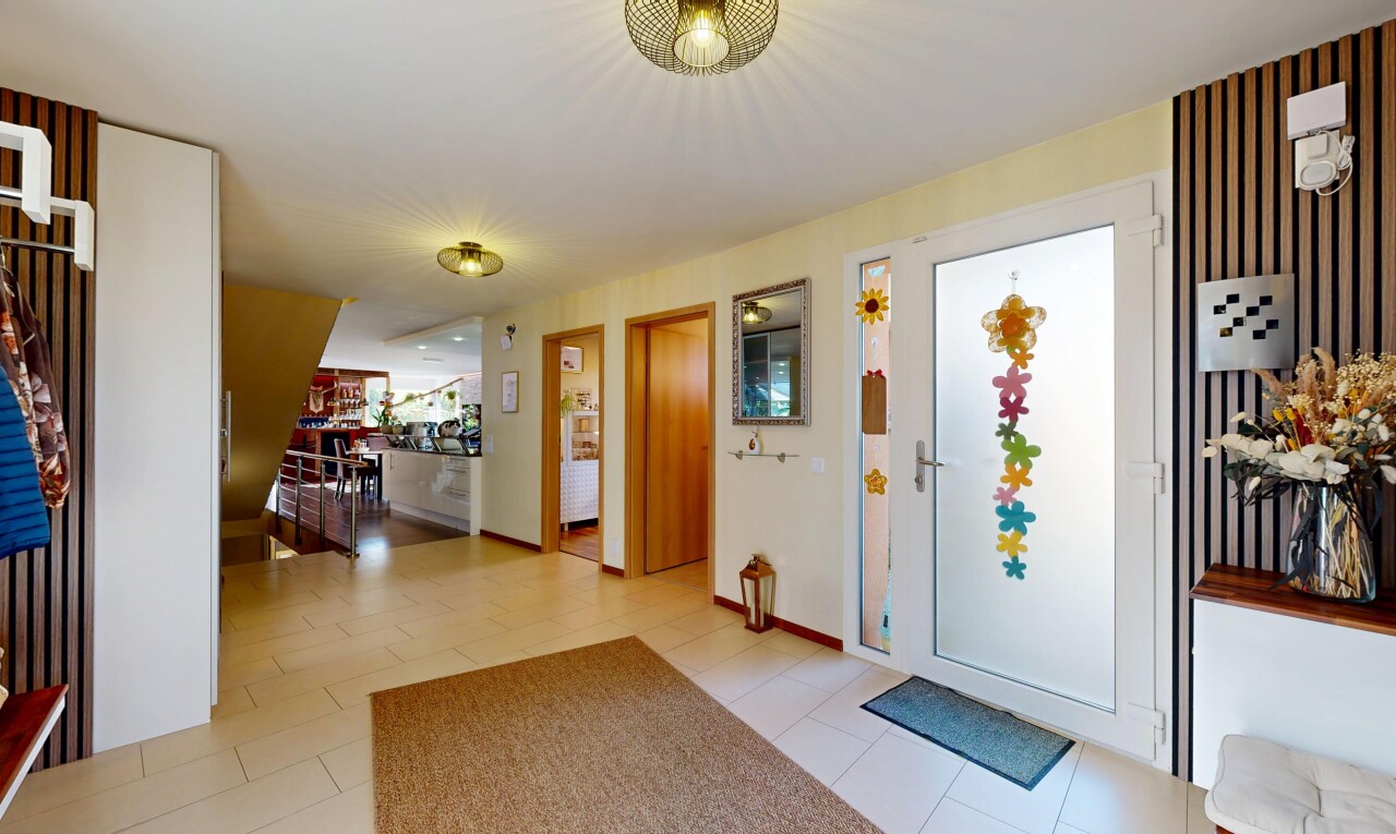 couloir avec inside property, light floor, cloison sèche, et drywall