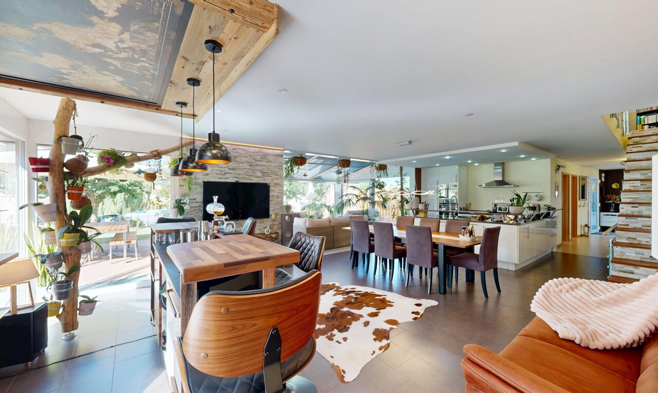 salon / salle à manger avec inside property, télévision, lumière naturelle, et natural light