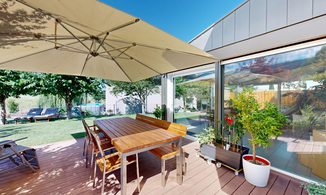terrasse avec terrasse, coin repas extérieur, from property, et day time