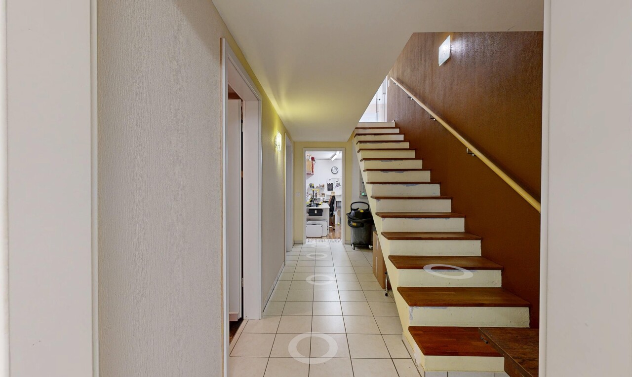 escaliers avec escaliers, sol en carrelage, tile floor, inside property, et cloison sèche