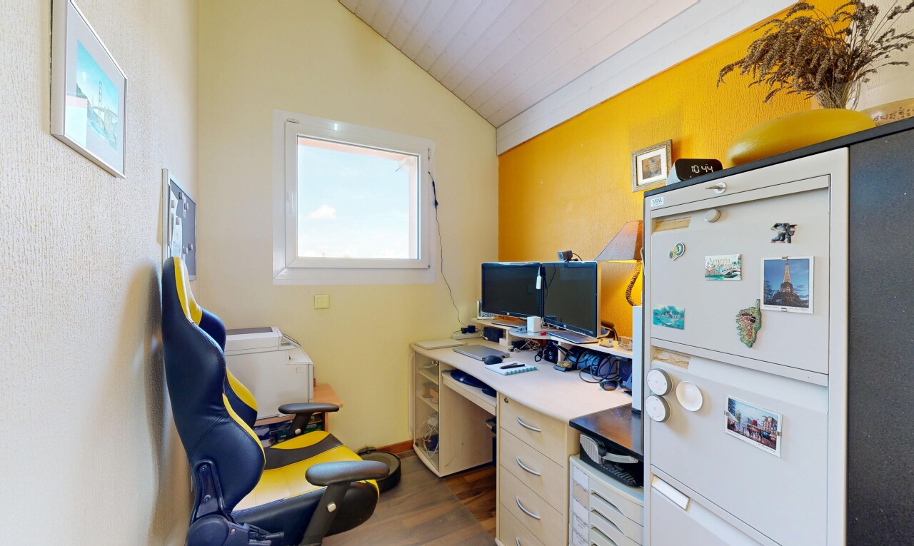 bureau avec espace bureau, lumière naturelle, natural light, inside property, et plafond voûté