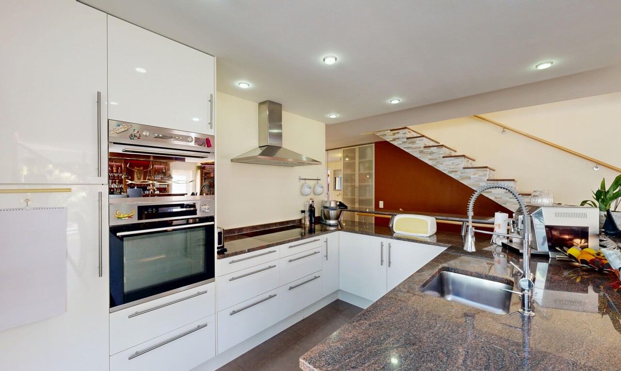 cuisine avec armoires blanches, white cabinets, hotte, four double, et évier