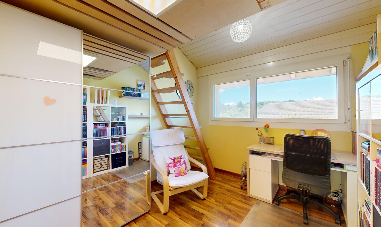 bureau avec sol en finition bois, wood finish floor, inside property, cloison sèche, et drywall