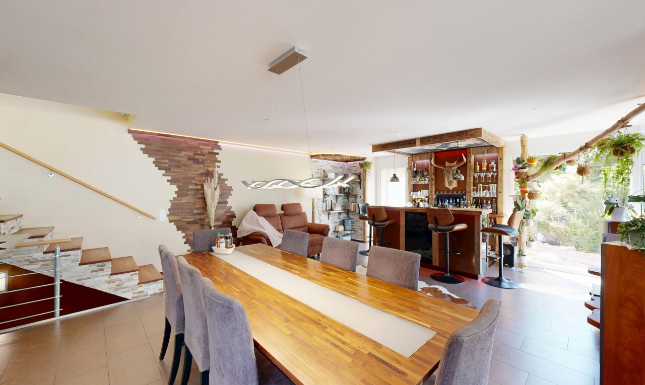 salle à manger avec escaliers, bar intérieur, inside property, cloison sèche, et drywall
