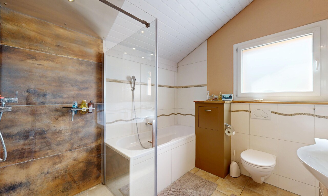 salle de bains avec lumière naturelle, natural light, douche, salle de bain complète, et mur en carrelage