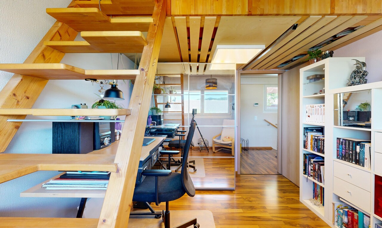 bureau avec sol en finition bois, wood finish floor, inside property, cloison sèche, et drywall