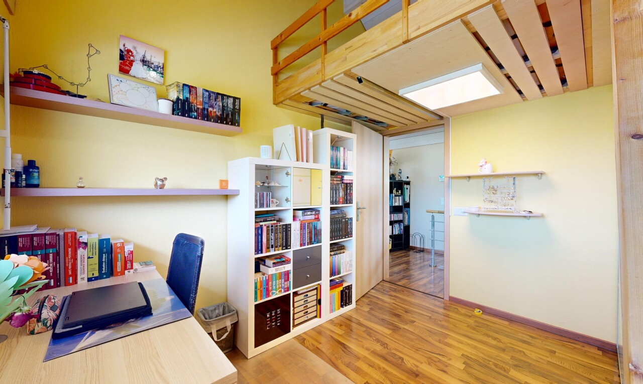 bureau avec cloison sèche, drywall, sol en finition bois, wood finish floor, et inside property