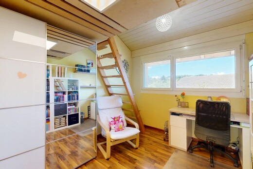 bureau avec sol en finition bois, wood finish floor, inside property, cloison sèche, et drywall