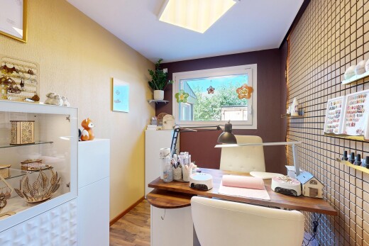 bureau avec espace bureau, puits de lumière, mur d'accent, accent wall, et sol en finition bois