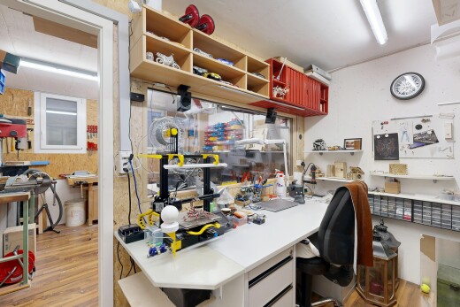 bureau avec atelier, inside property, sol en finition bois, wood finish floor, et light floor
