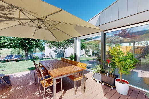 terrasse avec terrasse, coin repas extérieur, from property, et day time