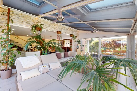 terrasse avec ventilateur de plafond, véranda, espace de vie extérieur, et inside property