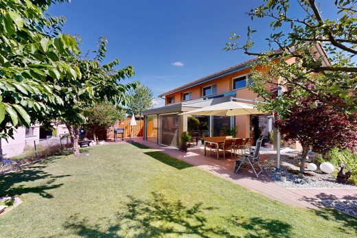 façade avec clôture, pelouse, property visible, terrasse, et coin repas extérieur