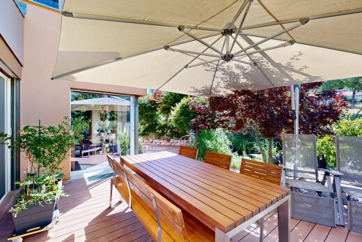 terrasse avec coin repas extérieur, terrasse, et from property