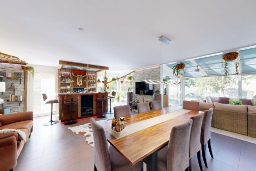 salon / salle à manger avec inside property, télévision, et bar intérieur
