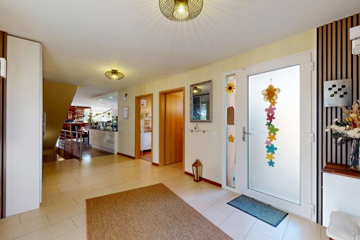 couloir avec inside property, light floor, cloison sèche, et drywall