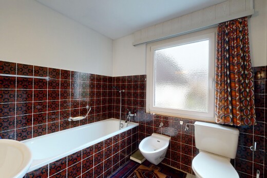 bad mit fliesenwand, tile wall, komplettes badezimmer, toilette, und bad