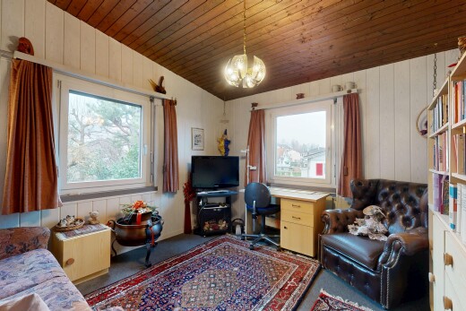 wohnzimmer mit holzwand, wood wall, inside property, fernseher, und holzdecke