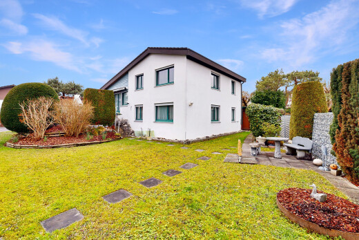 außenansicht mit property visible, rasen, stuckverkleidung, day time, und terrasse