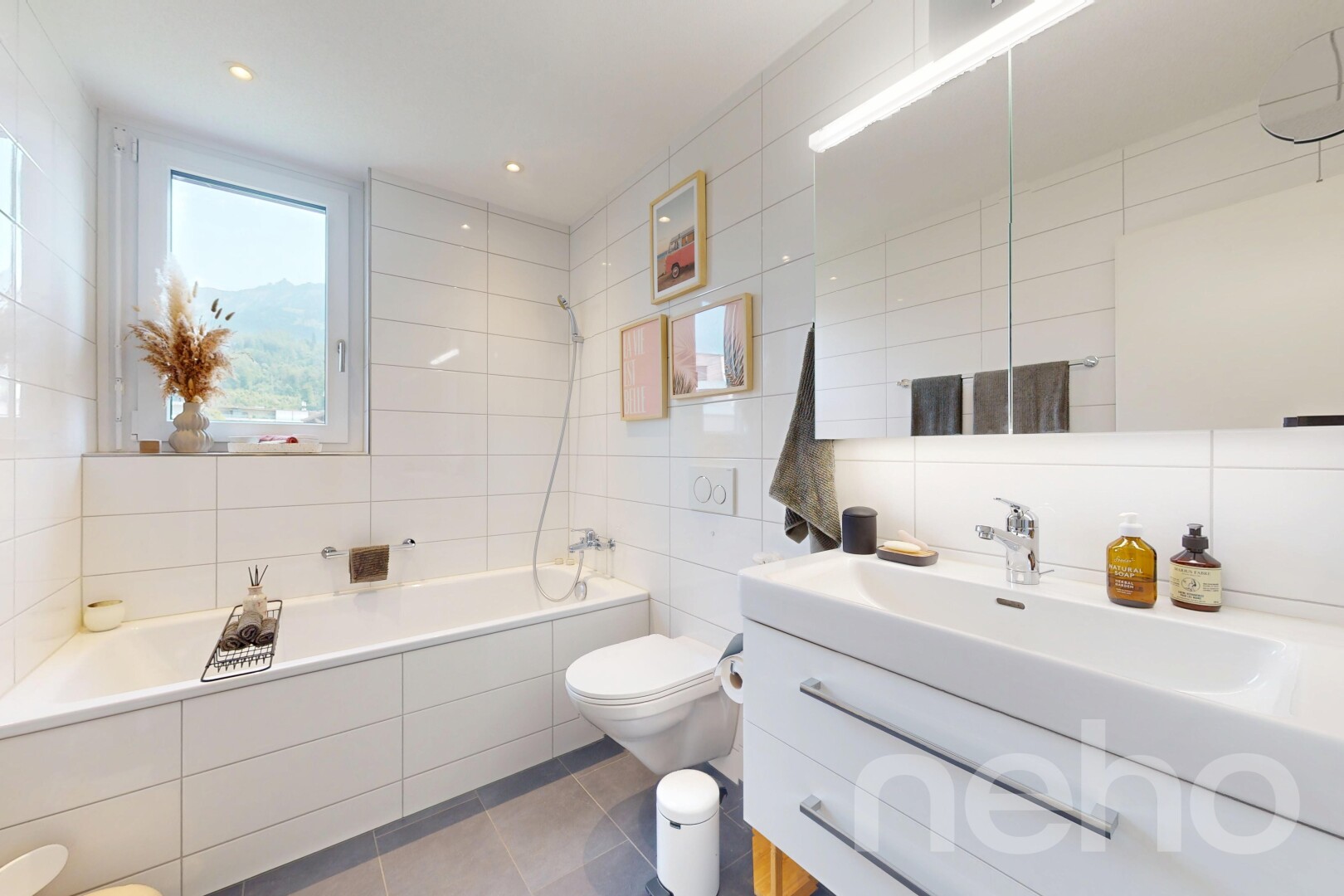 salle de bains avec tile wall, mur en carrelage, tile tub, miroir, et salle de bain complète