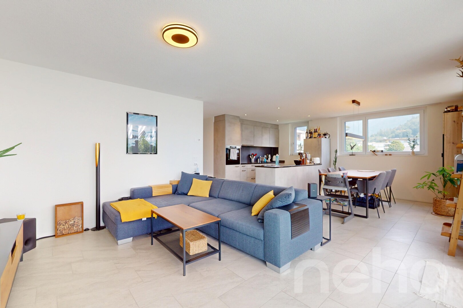 salon / salle à manger avec natural light, lumière naturelle, drywall, cloison sèche, et inside property