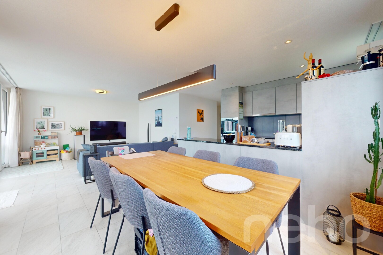 salle à manger avec inside property, télévision, cloison sèche, drywall, et sol en carrelage