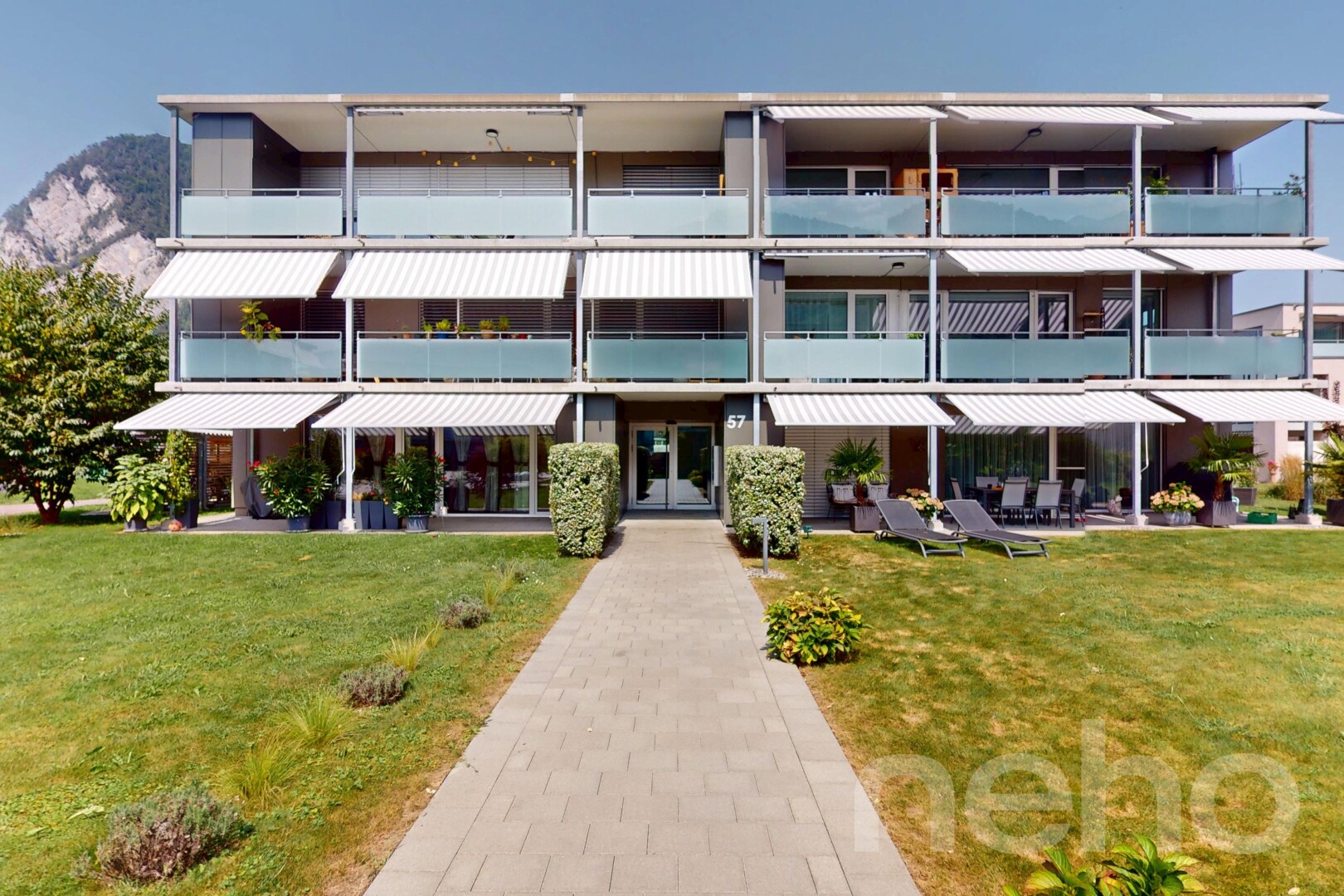 extérieur du bâtiment avec day time et property visible