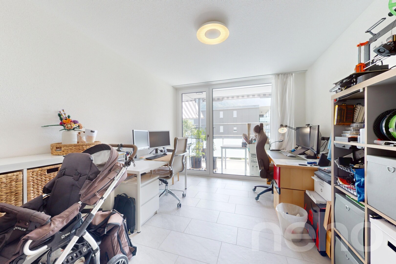 bureau avec espace bureau, natural light, lumière naturelle, drywall, et cloison sèche