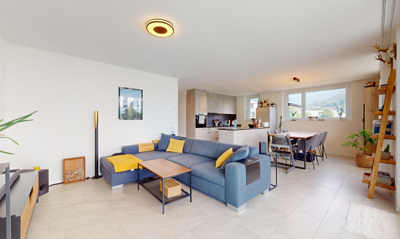 salon / salle à manger avec natural light, lumière naturelle, drywall, cloison sèche, et inside property