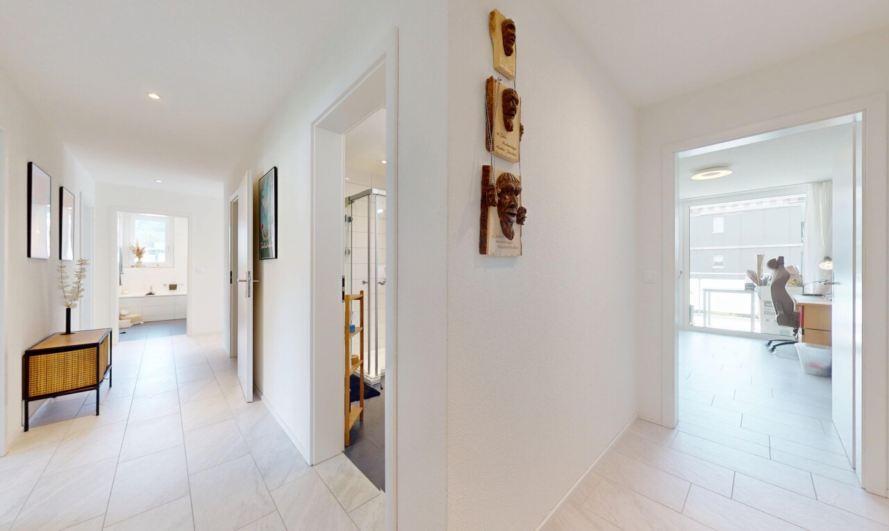 couloir avec espace bureau, inside property, sol en carrelage, tile floor, et lumière naturelle