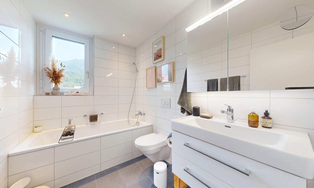salle de bains avec tile wall, mur en carrelage, tile tub, miroir, et salle de bain complète