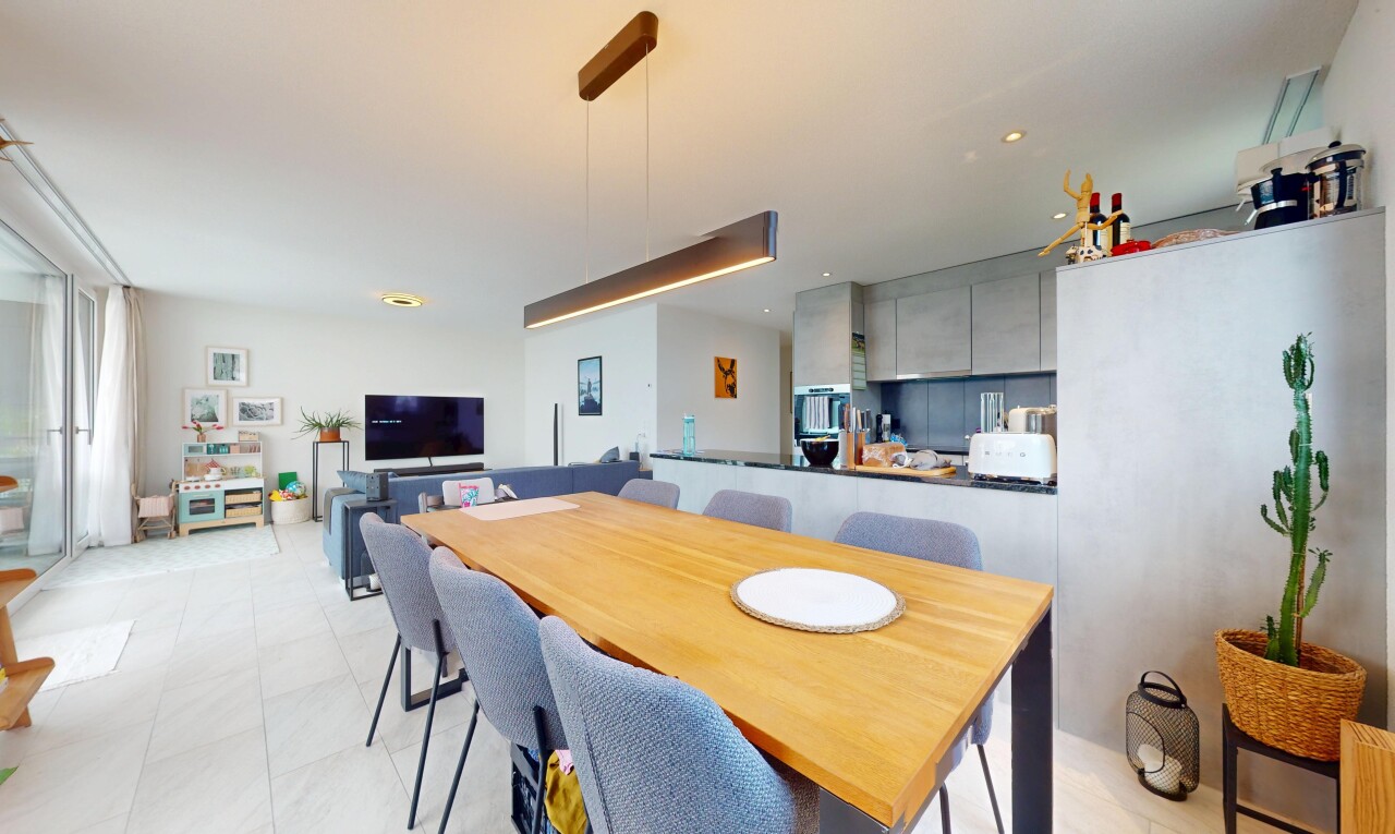 salle à manger avec inside property, télévision, cloison sèche, drywall, et sol en carrelage