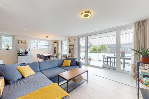 wohn- / esszimmer mit natürliches licht, natural light, inside community, fliesenboden, und tile floor