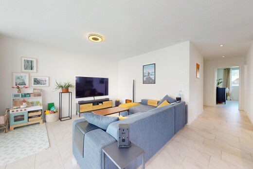 wohnzimmer mit fernseher, drywall, gipskartonwand, inside property, und tile floor