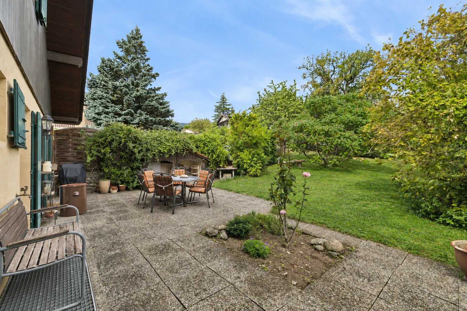 jardin avec pelouse, terrasse, coin repas extérieur, from property, et day time