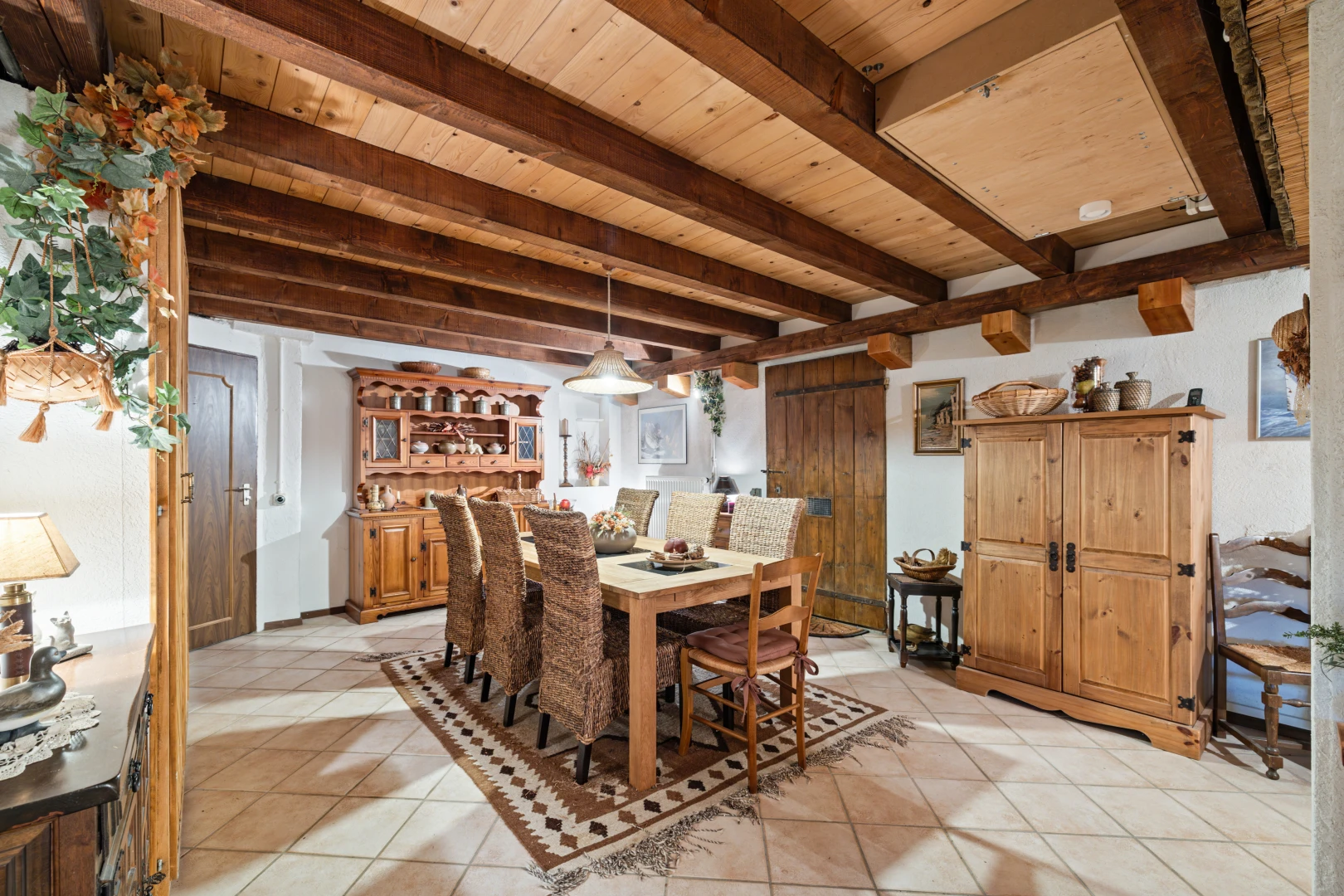 salle à manger avec tile floor, sol en carrelage, beamed ceiling, plafond à poutres, et wood ceiling