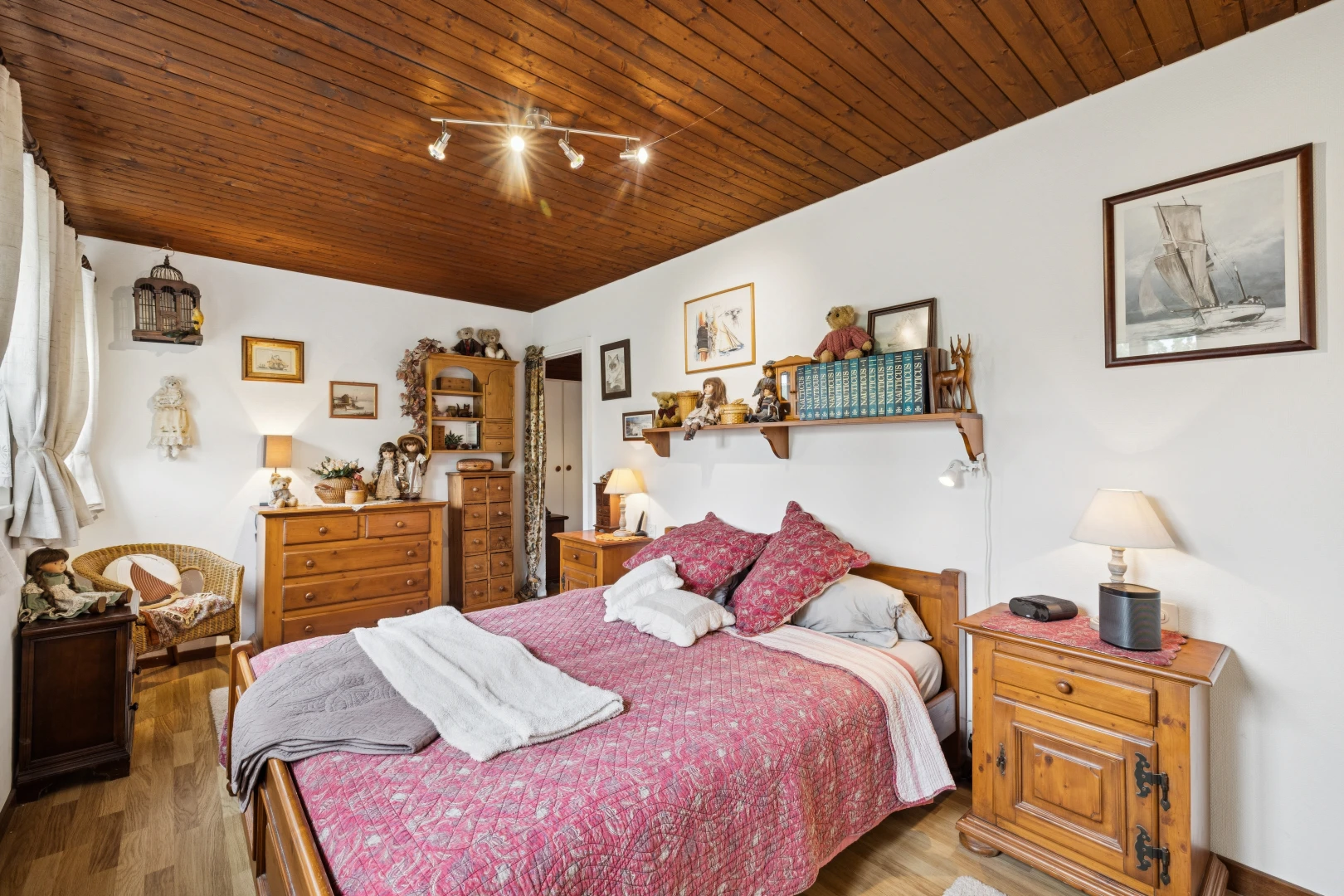 chambre avec plafond en bois, wood ceiling, cloison sèche, drywall, et high end ceiling