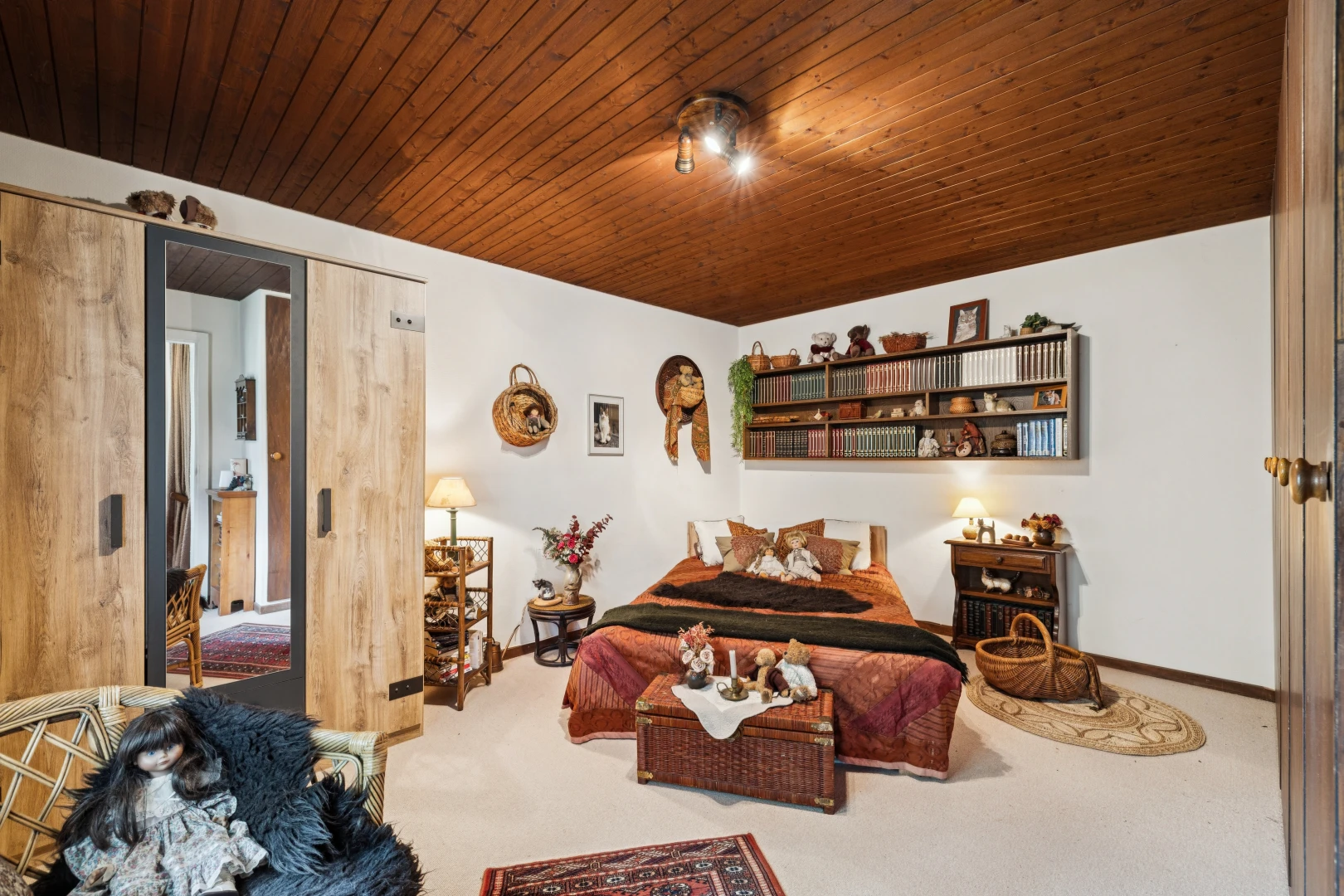 chambre avec plafond en bois, wood ceiling, cloison sèche, drywall, et moquette