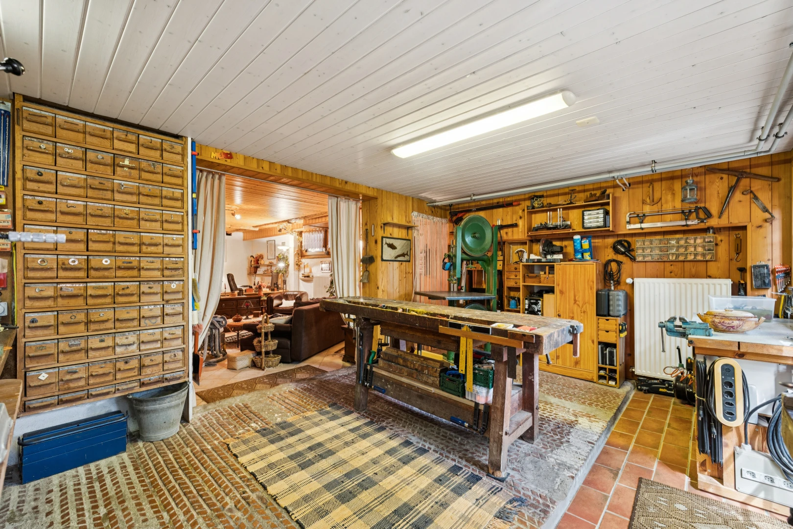 salle à manger avec wood wall, mur en bois, inside property, atelier, et dated wood wall