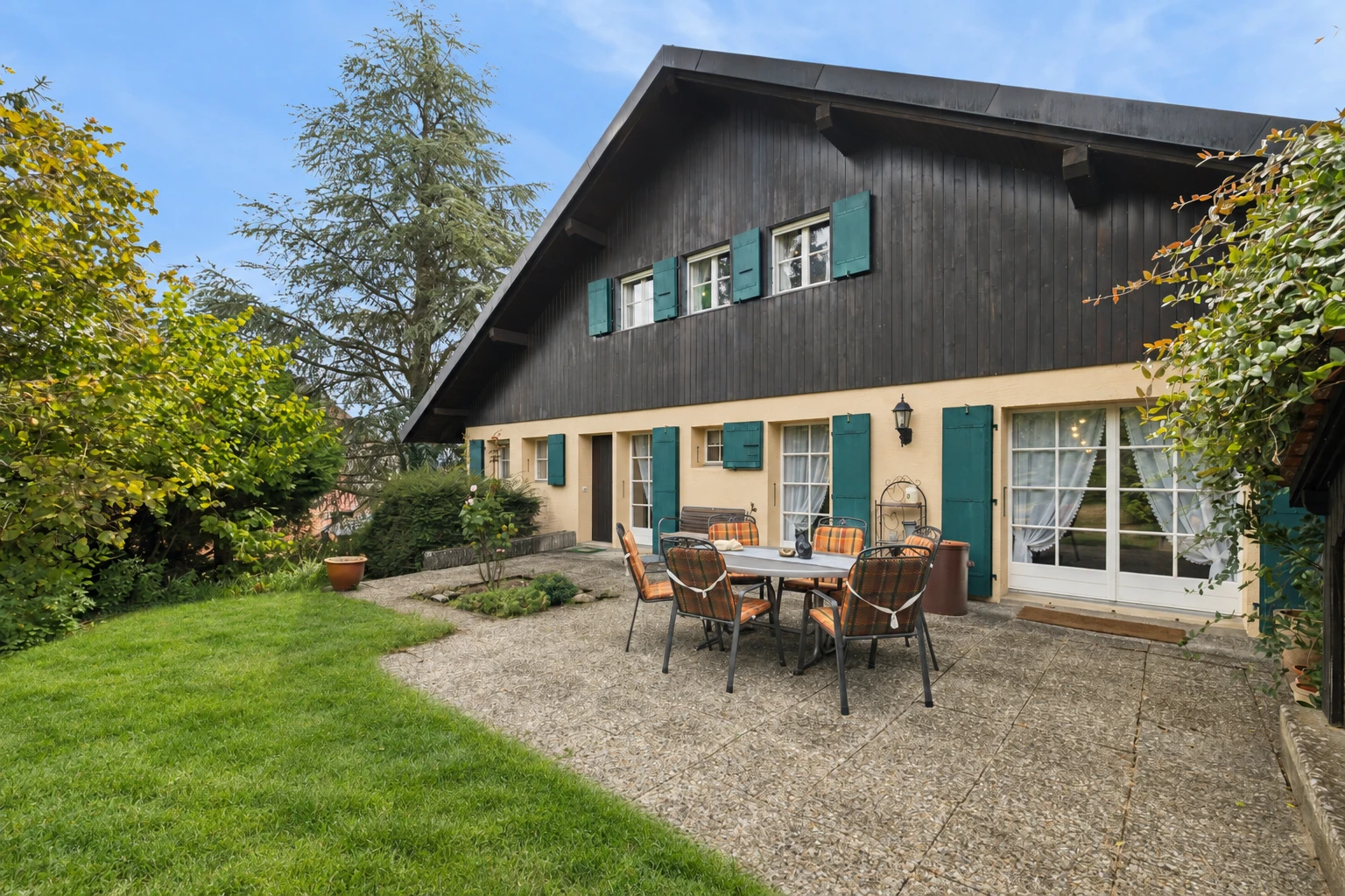 façade avec property visible, terrasse, pelouse, from property, et coin repas extérieur