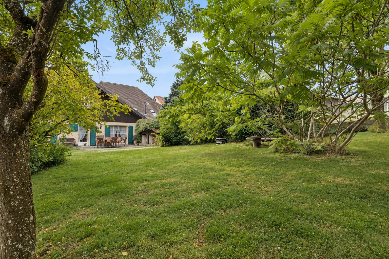 jardin avec pelouse, property visible, from property, et day time