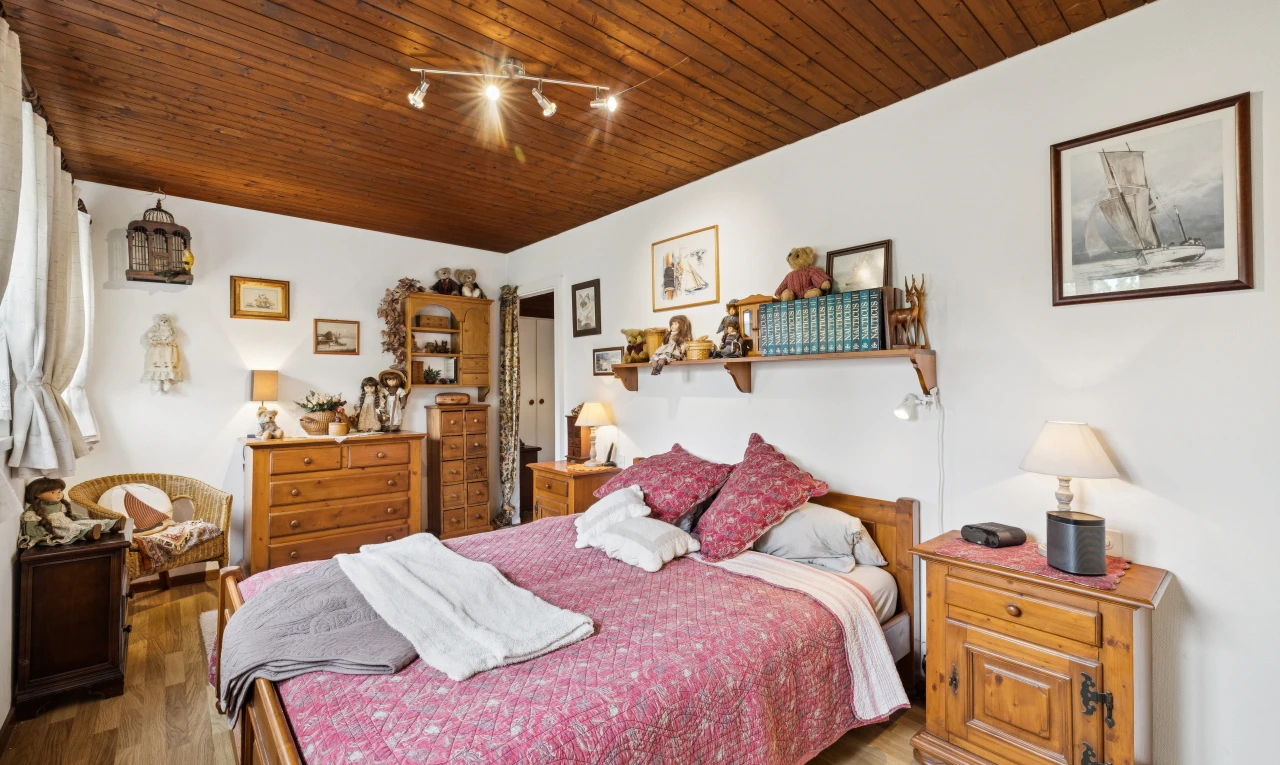 chambre avec plafond en bois, wood ceiling, cloison sèche, drywall, et high end ceiling