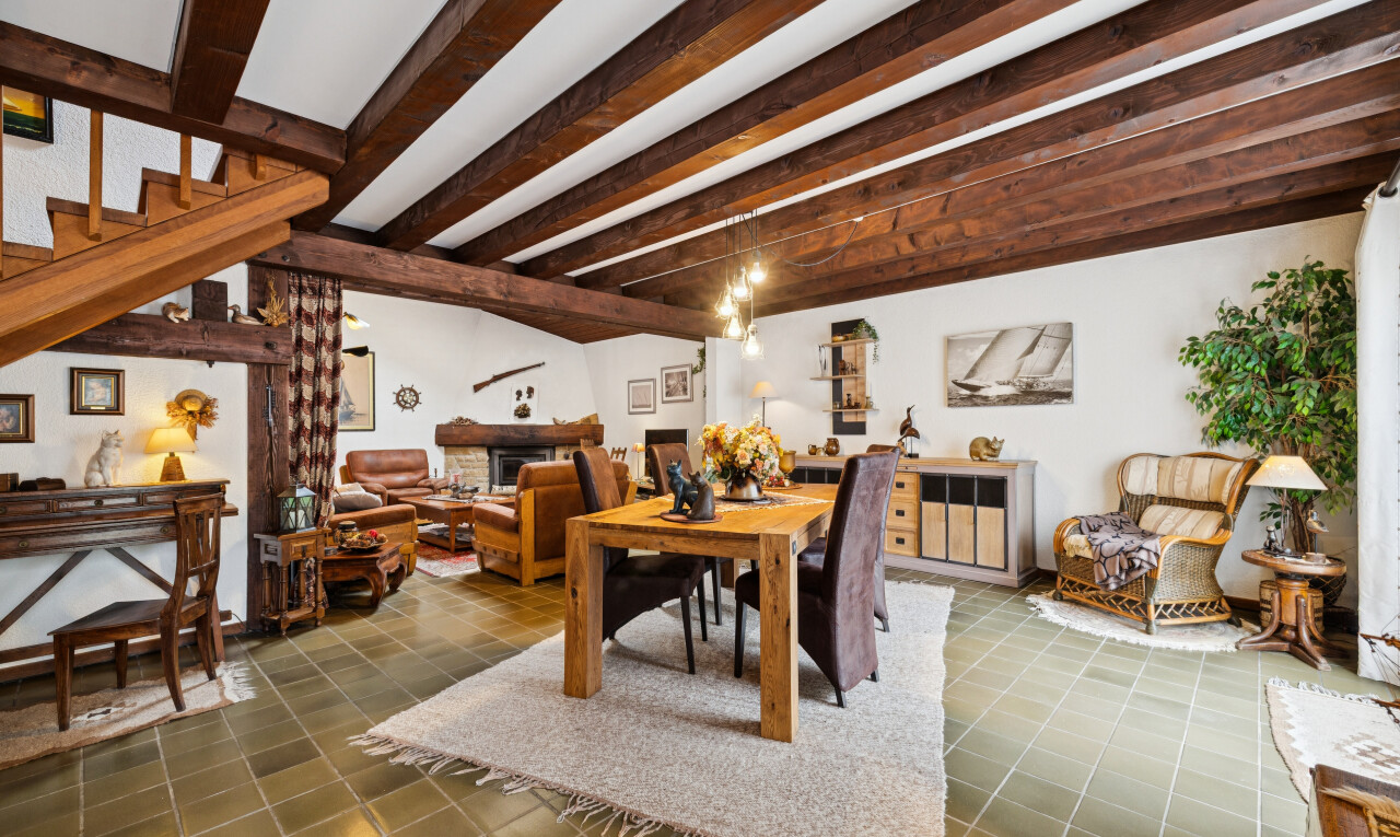 salle à manger avec escaliers, beamed ceiling, plafond à poutres, high end ceiling, et inside property